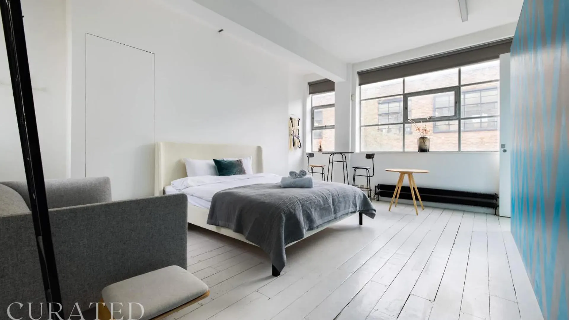 Spacious & Bright Loft Apartment - Shoreditch London